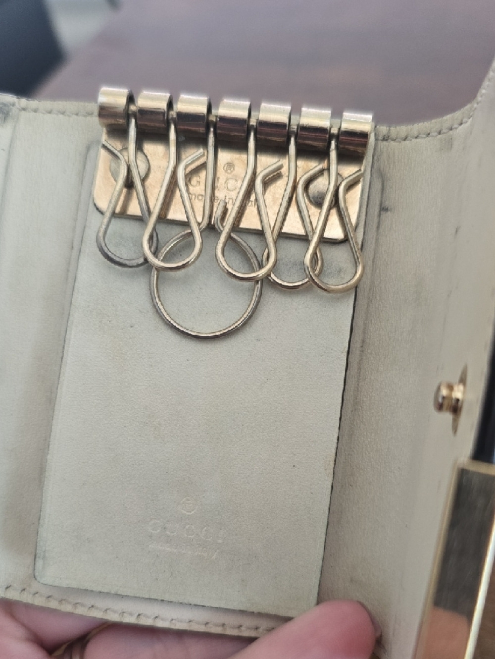 Gucci Cream Monogram Leather Key Holder - Picture 9 of 11